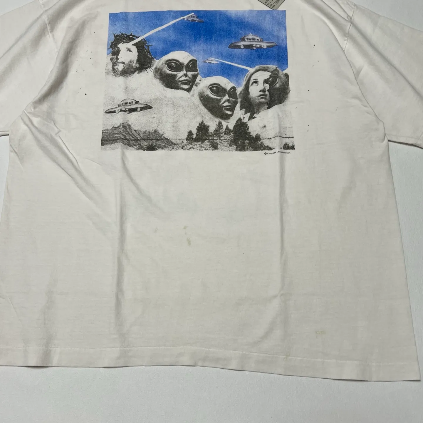 SAINT Mxxxxxx × Sean Wotherspoon SW_SS TEE/KIKI/WHT Alien Crisis/Alien President Mountain TEE Off-white S-XL Super handsome co-branded alien print design Ultra-difficult printing restoration High printing difficulty The word 'Crisis' is printed on the body and sleeve bones Correct version Customized SW co-branded accessories/cylindrical side seam fabric Enzyme heavy washing water distressing Handmade garments with graffiti and ink splashing